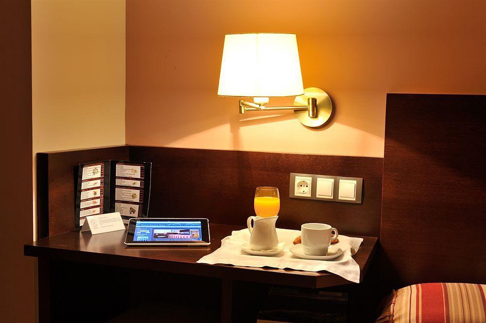 Hotel Castro Real Oviedo Bagian luar foto