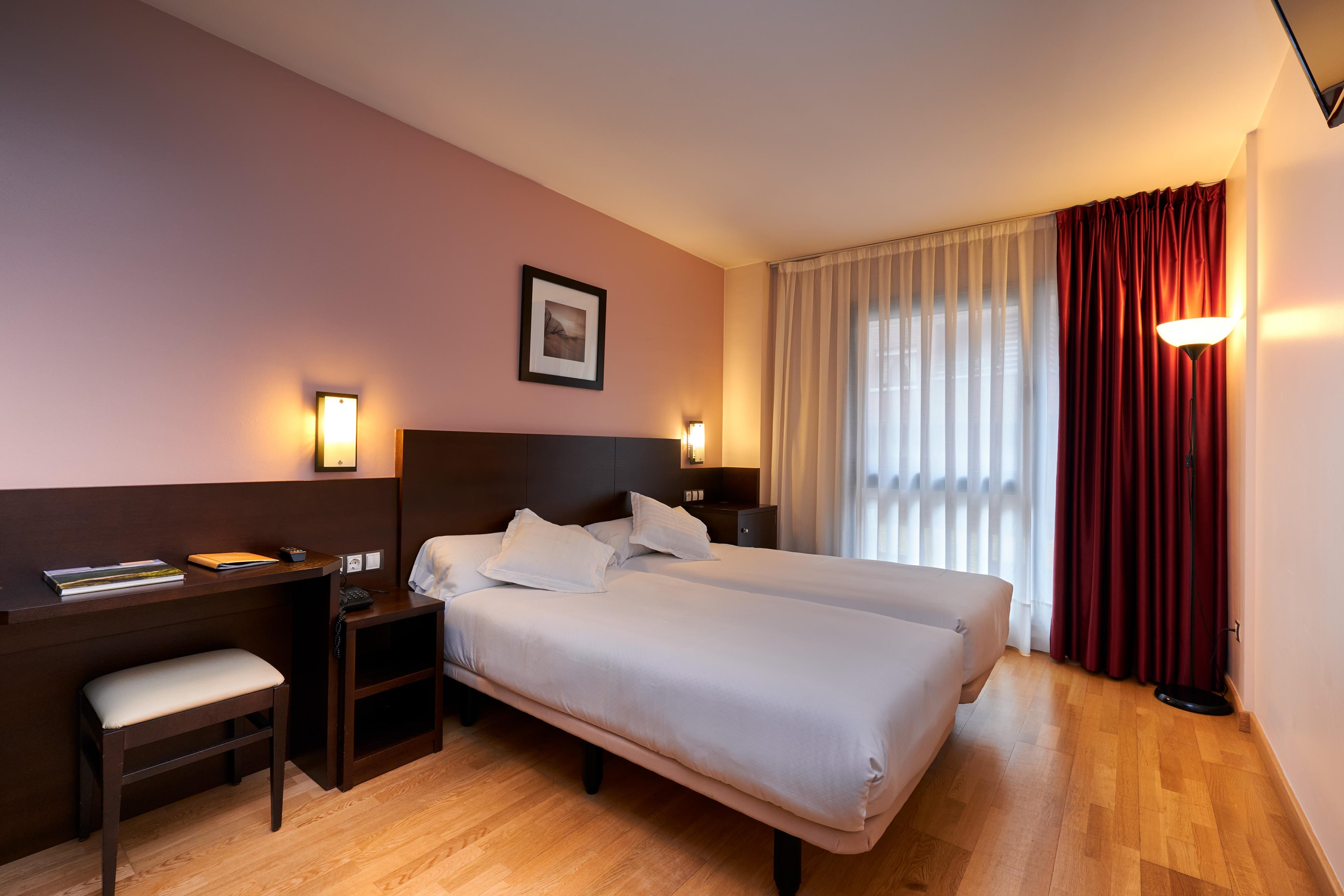 Hotel Castro Real Oviedo Bagian luar foto