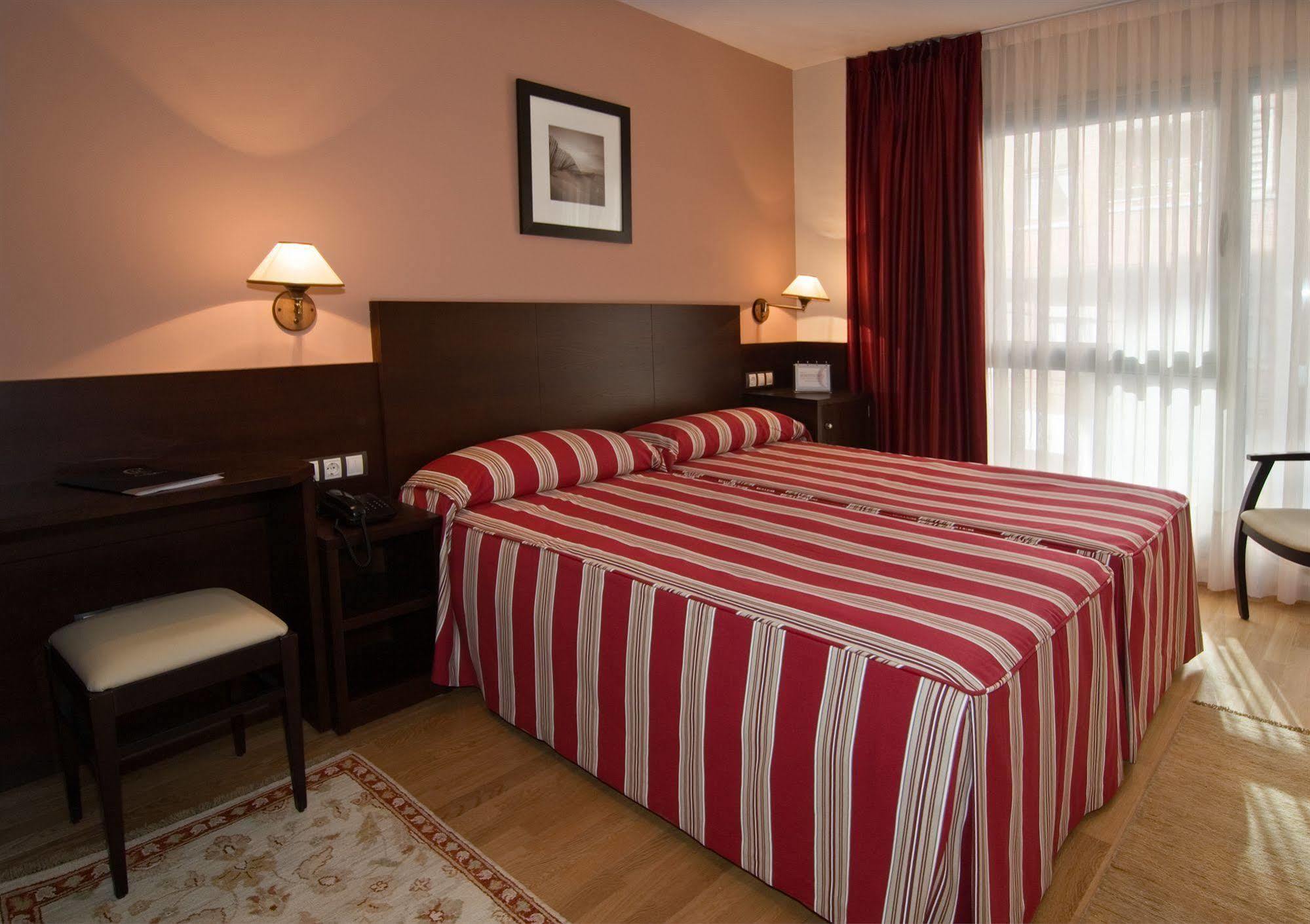 Hotel Castro Real Oviedo Bagian luar foto
